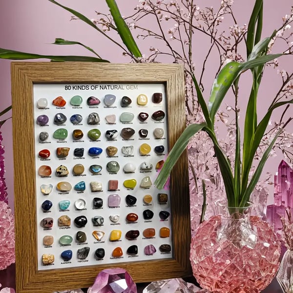 Display med naturliga ädelstenar